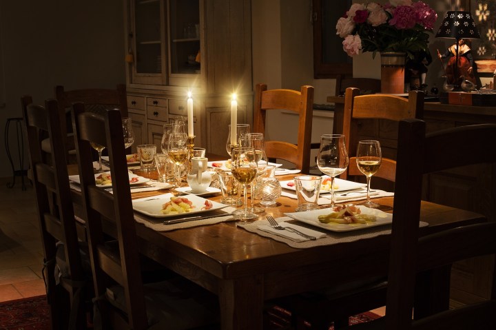 dinner-table-1433494_1920