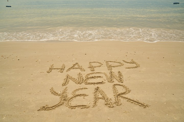 new-year-beach3730033_1920